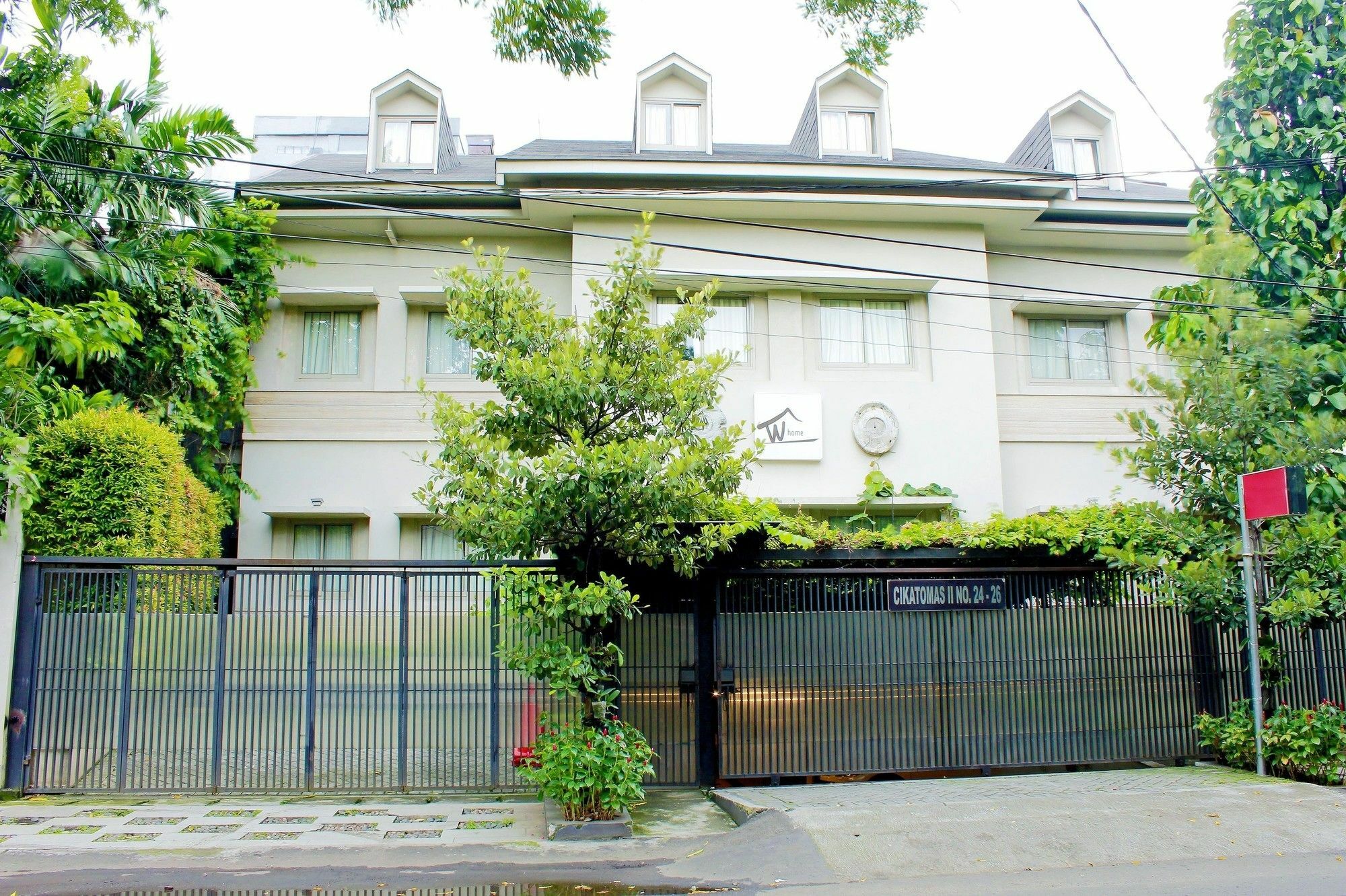 W Home Cikatomas Джакарта Екстериор снимка